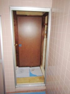 一宮市　浴室中折れドア　カバー工法　交換工事