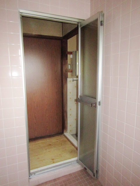 一宮市　浴室中折れドア　カバー工法　交換工事