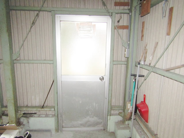 津島市 車庫 LIXILロンカラーガラスドア 上下パネル框ドア