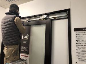 名古屋市瑞穂区　店舗ドア修理・交換工事　引き戸クローザー