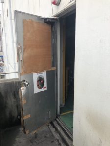 名古屋市港区 倉庫のドア、フラッシュドアガラスのリフォーム工事