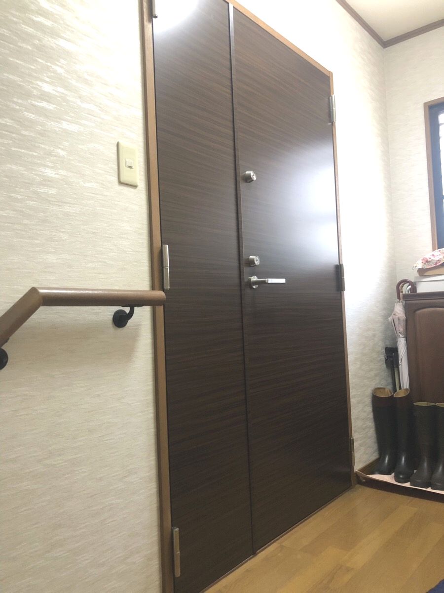 名古屋市中区　リビングのドア取替工事　ライトスチールドアへリフォーム