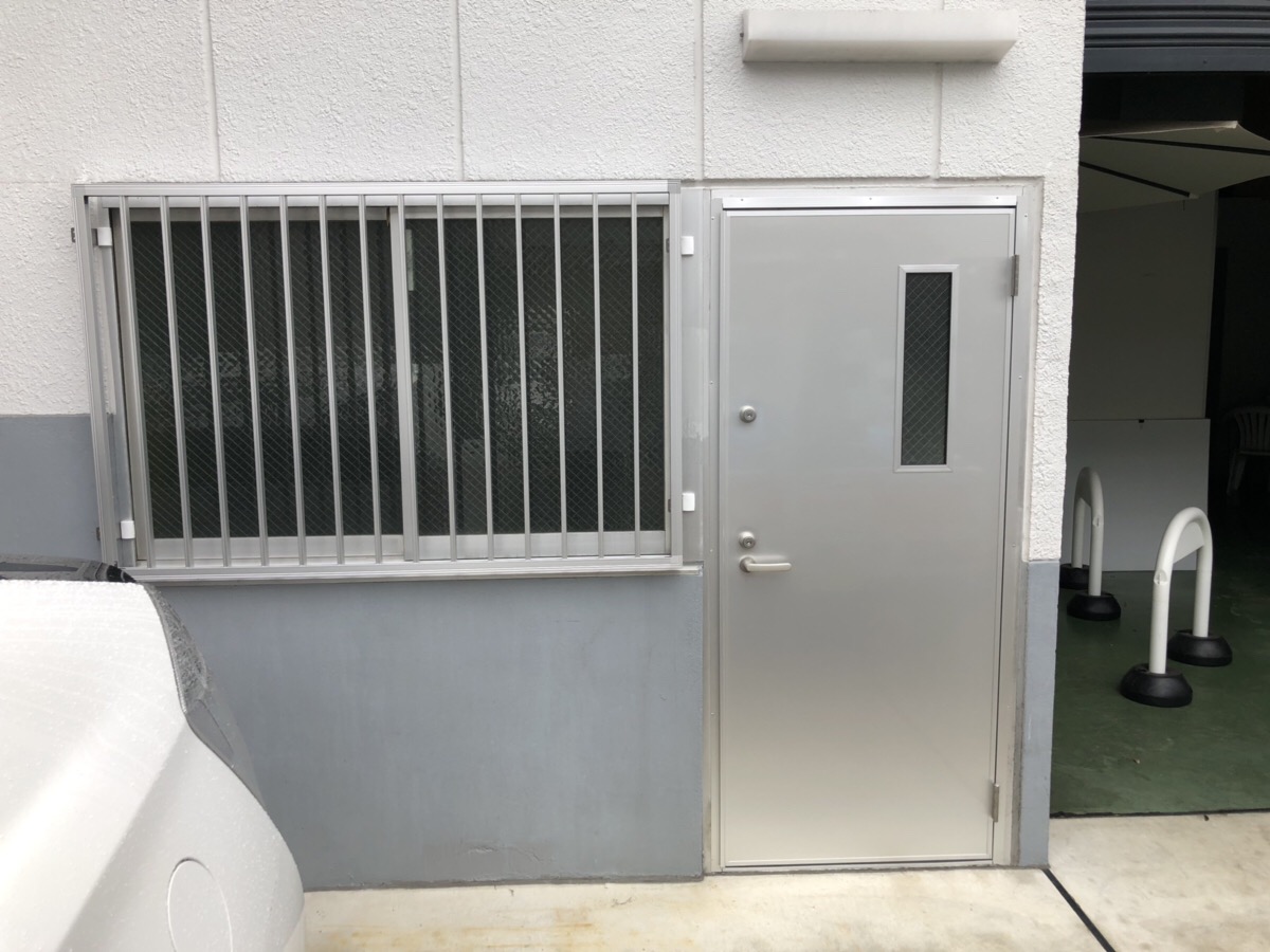 名古屋市西区　2ロック式フラッシュドア+縦面格子取付工事　防犯対策