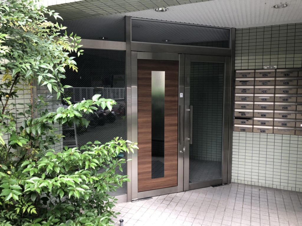名古屋市東区　マンション玄関ドアのリフォームとフロアヒンジの取替工事