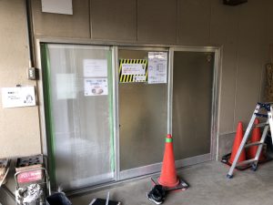 愛知県岡崎市　店舗入り口ドアの取替工事　カバー工法