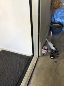 愛知県岡崎市　店舗入り口ドアの取替工事　カバー工法