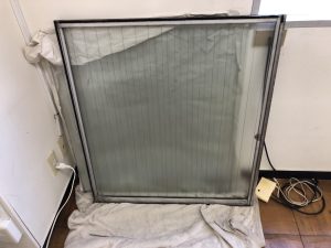 名古屋市名東区　事務所窓ガラスの割替工事　ワイヤー入り型ガラス
