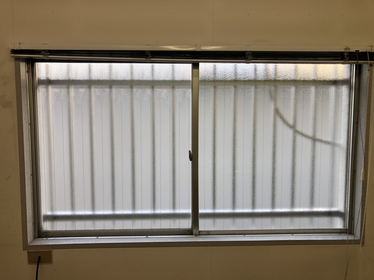 名古屋市名東区　事務所窓ガラスの割替工事　ワイヤー入り型ガラス