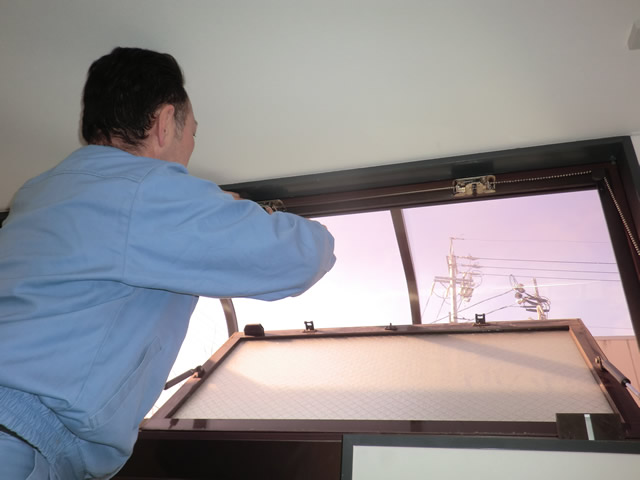 春日井市 排煙オペレーター窓の修理