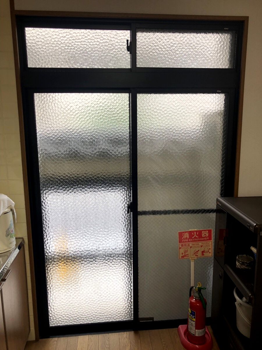名古屋市　サッシ取替工事　掃き出し窓を玄関引戸に　カバー工法