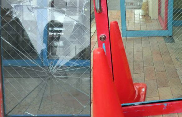 店舗入口ドアのガラスが割れ交換しました
