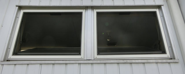 【固定式網戸】排煙内倒し窓に固定網戸を新設しました！名古屋市南区