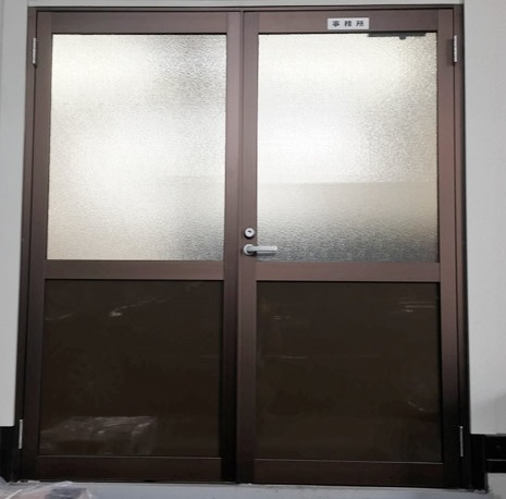 事務所親子ドア取替工事　ＹＫＫＡＰ　アルミ框ドア　名古屋市港区