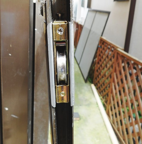 サッシの戸車修理　交換　サッシの動きが重い　名古屋市港区
