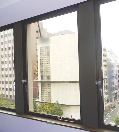 ガラス修理・交換　ビルのタテ軸回転窓　名古屋市中区