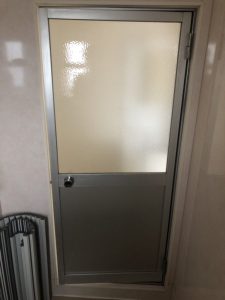 一宮市　浴室ドアを中折れ戸に取替　カバー工法