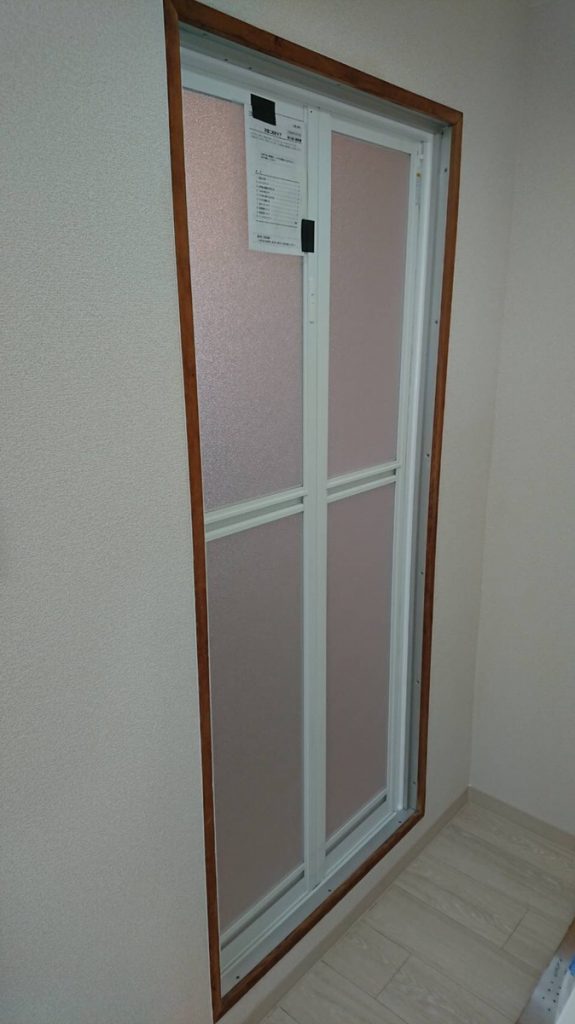 一宮市　浴室ドアを中折れ戸に取替　カバー工法