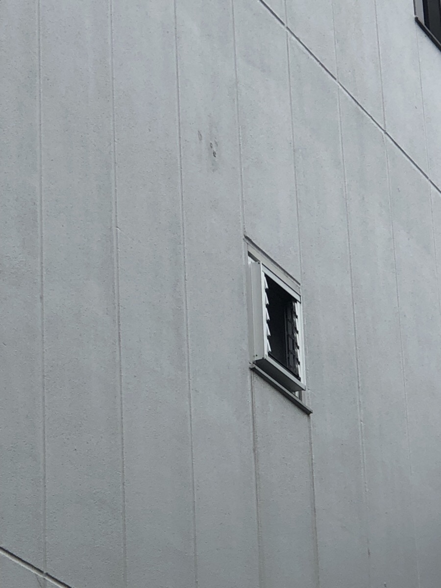 【サッシ取替】カバー工法により前倒し窓をルーバー窓へ取替　名古屋市西区