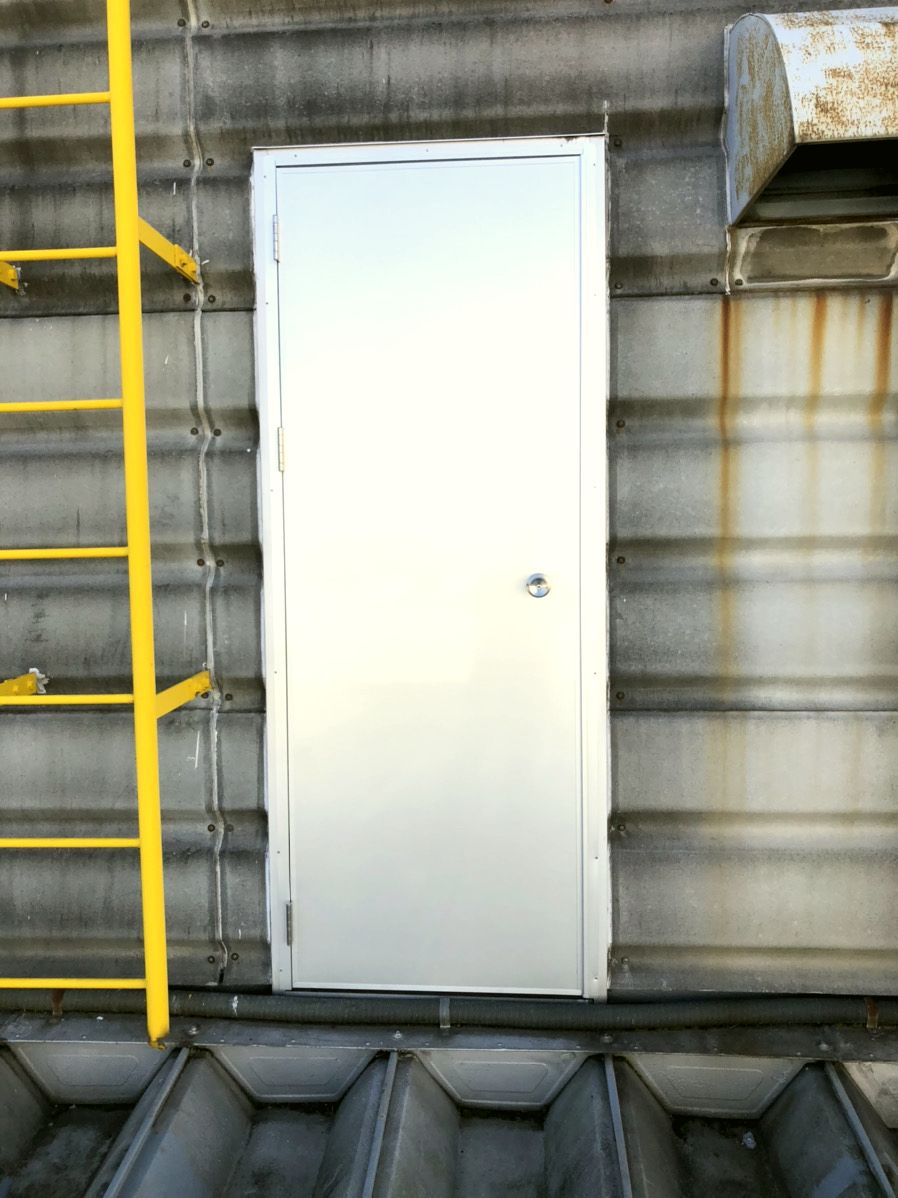 【ドア取替】工場ドアのドア取替をカバー工法で施工