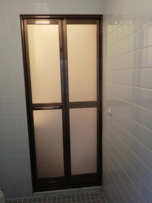 熱田区 浴室中折れドア取替