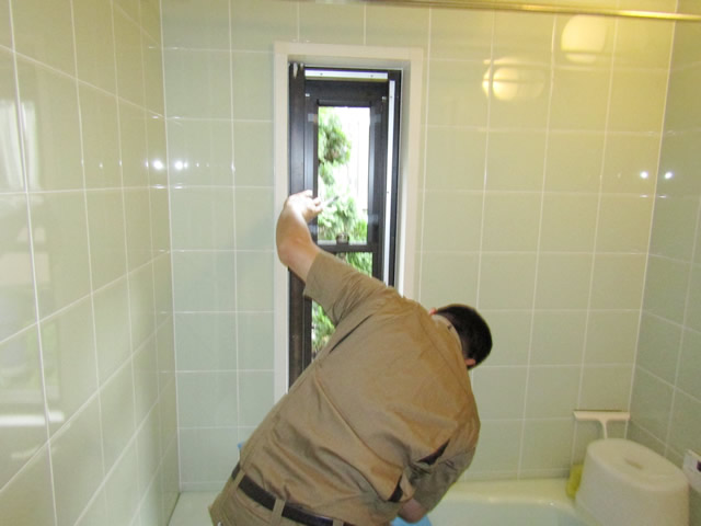 名古屋市緑区 浴室窓カバー工法 取替工事
