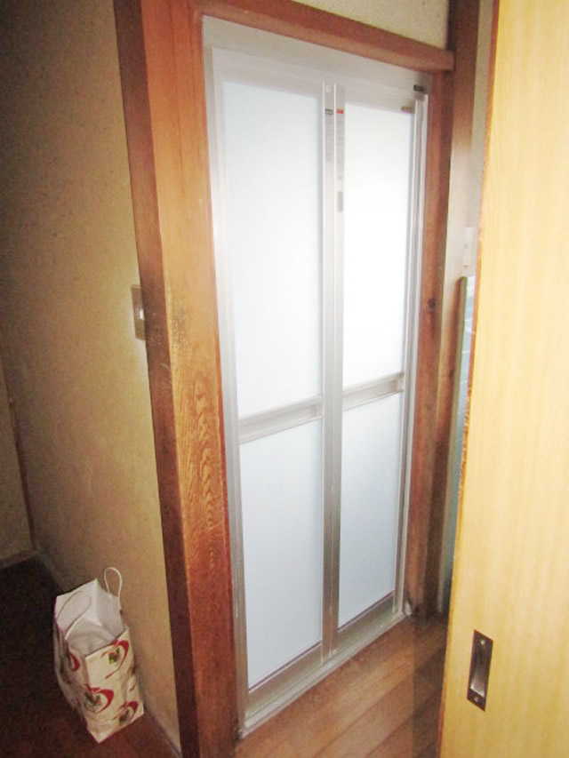 名古屋市中川区　浴室中折れドア取り替え工事