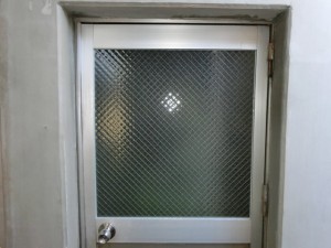 事務所入口ドアのガラス修理