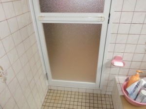 名古屋市守山区 浴室中折れドア